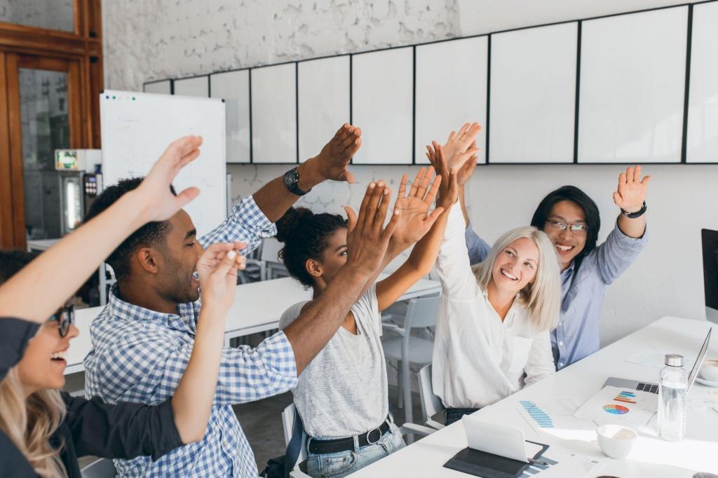 Sociaal gezien worden mensen die gelukkiger zijn op het werk als sympathieker en betrouwbaarder aanzien. Bovendien zijn ze effectievere leiders en hebben mensen in gelukkiger werkplaatsen meer de neiging om ondersteunend te zijn en anderen te helpen tijdens moeilijke tijden. Gelukkiger werkplekken rapporteren minder verloop, lagere kosten gerelateerd aan ziekteverzuim, minder fouten en ongevallen, meer efficiëntie, grotere aandeelhouderswaarde en snellere rebounds na ongunstige gebeurtenissen of mislukkingen; ze genieten bovendien van een hogere klantloyaliteit, betrokkenheid en zakelijke groei via mond-tot-mondreclame.