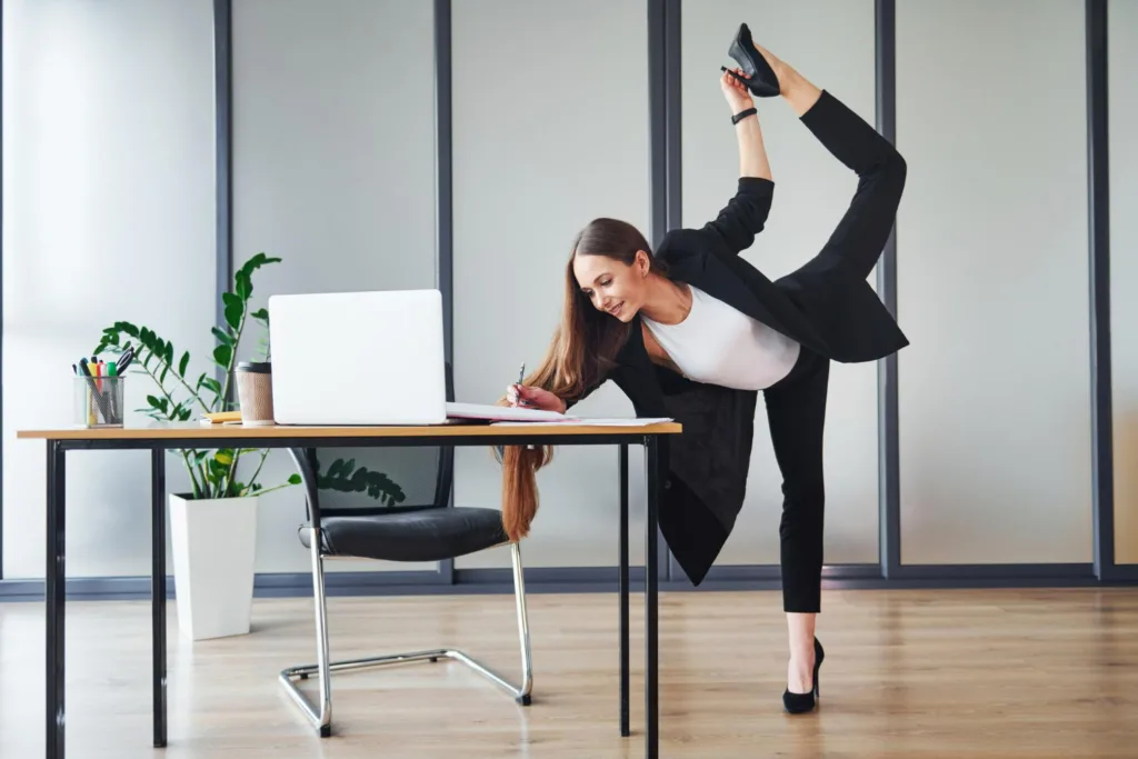 Laten we eerlijk zijn; waarschijnlijk heb je de laatste tijd het woord ‘welzijn’ of ‘wellbeing’ vaker gehoord dan de woorden ‘hoe gaat het met je?’. Toch is welzijn niet zomaar een hype die uit je leven verdwenen is voordat je je toast met avocado opgegeten hebt. Het gaat verder dan een sporadische yogales volgen of proberen een hand vol spinazie binnen te smokkelen tussen je maaltijden door. Nee, het is een holistische benadering van welzijn die rekening houdt met elk aspect van je zijn: fysiek, mentaal, emotioneel, sociaal en spiritueel. Het is als die betrouwbare vriend die je altijd aanmoedigt om je beste zelf te zijn.